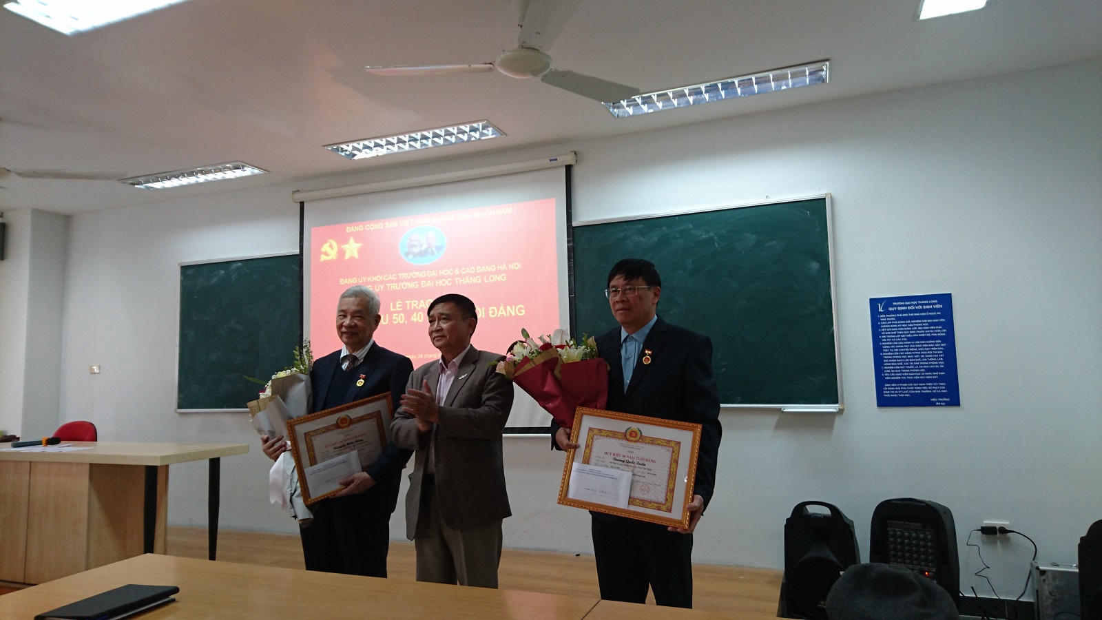 Đảng bộ trường Đại học Thăng Long tổ chức Lễ trao Huy hiệu 50, 40 năm tuổi Đảng